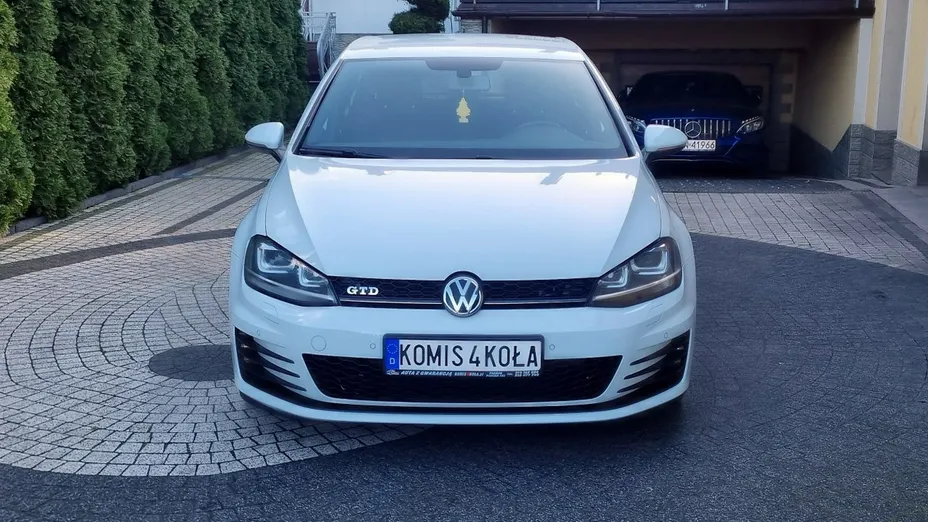 VOLKSWAGEN Golf -
