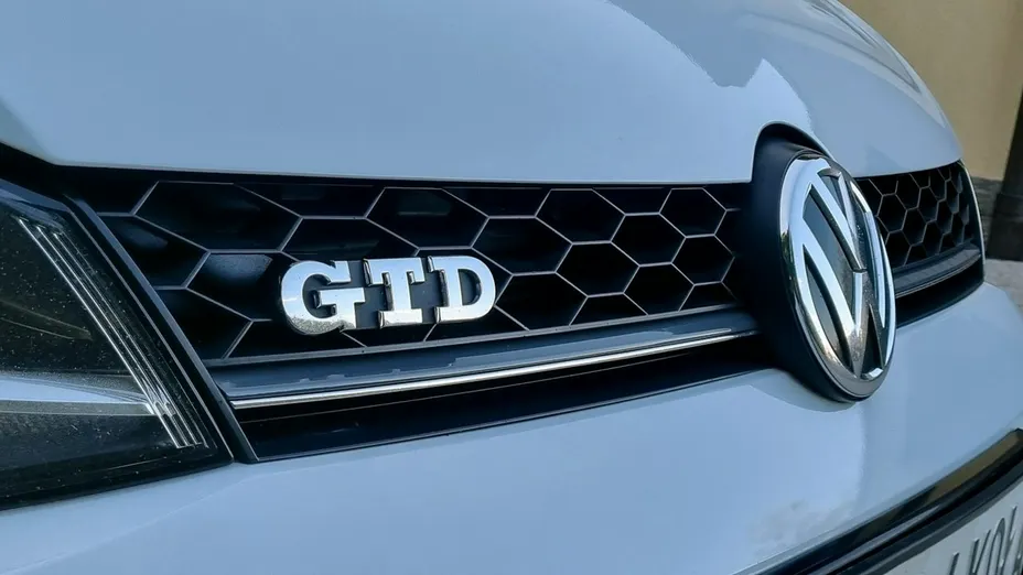VOLKSWAGEN Golf -