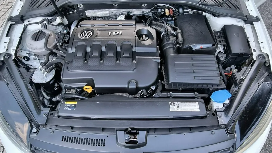 VOLKSWAGEN Golf -