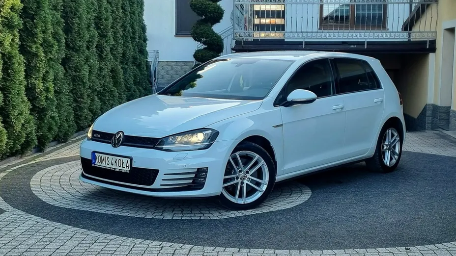 VOLKSWAGEN Golf -