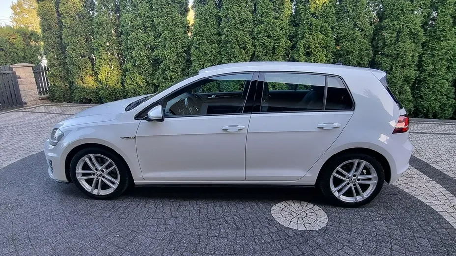 VOLKSWAGEN Golf -