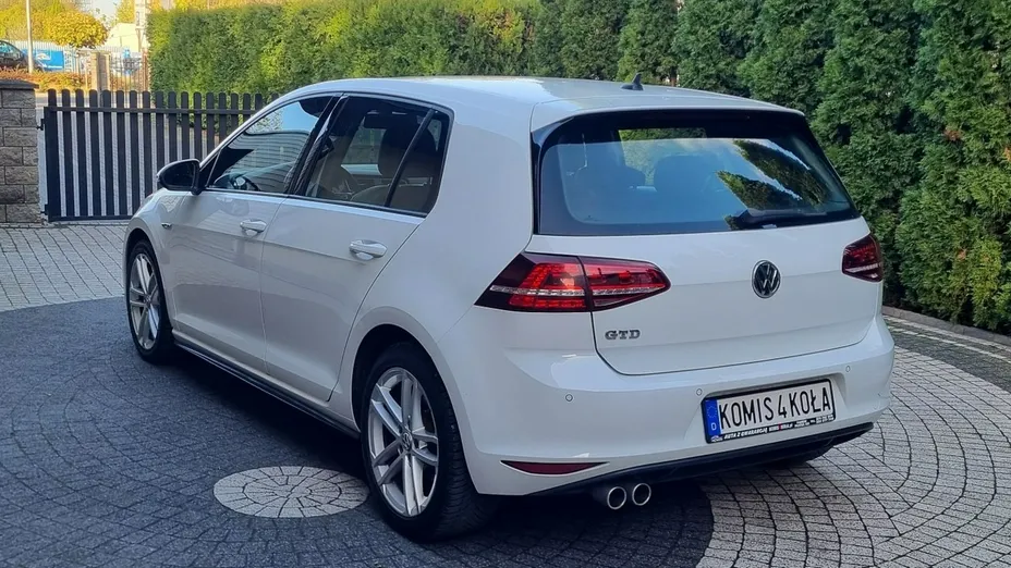 VOLKSWAGEN Golf -