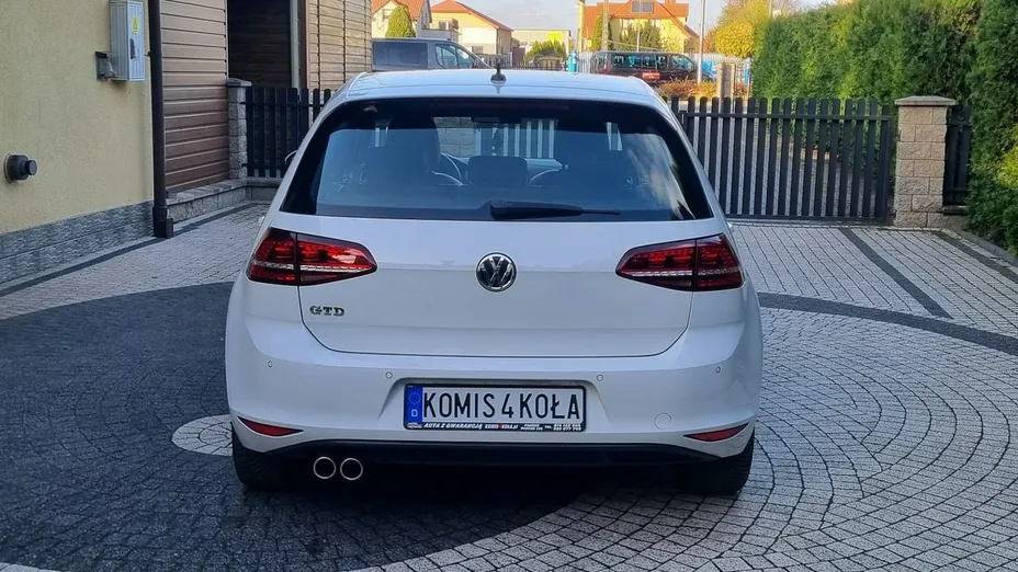 VOLKSWAGEN Golf -