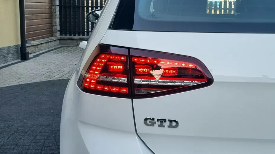 VOLKSWAGEN Golf -