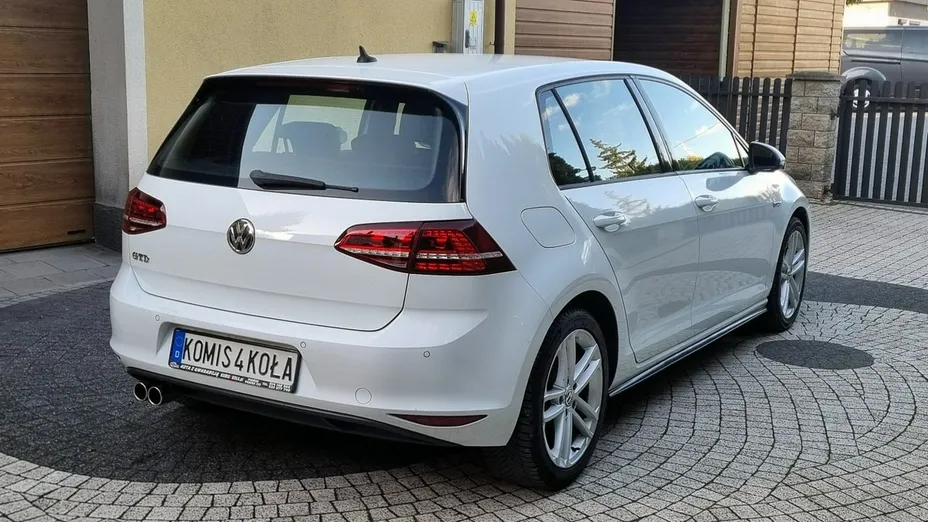 VOLKSWAGEN Golf -
