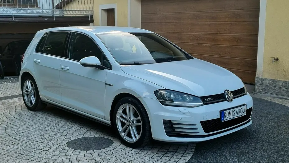VOLKSWAGEN Golf -