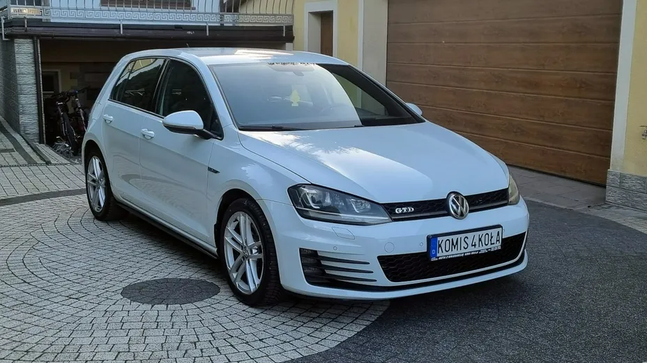 VOLKSWAGEN Golf -