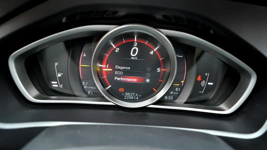 VOLVO V40 -