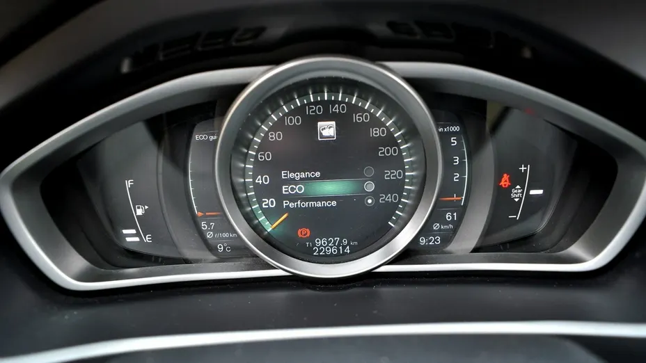 VOLVO V40 -