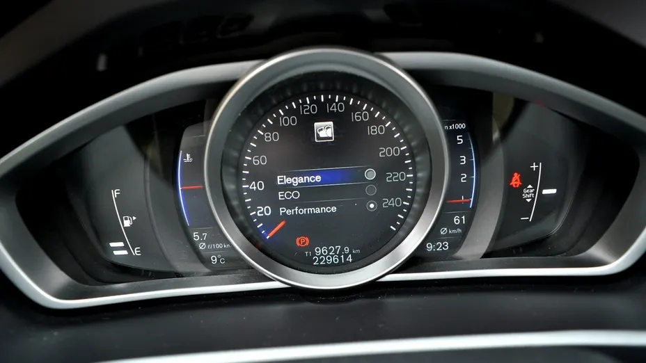VOLVO V40 -