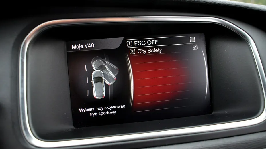 VOLVO V40 -