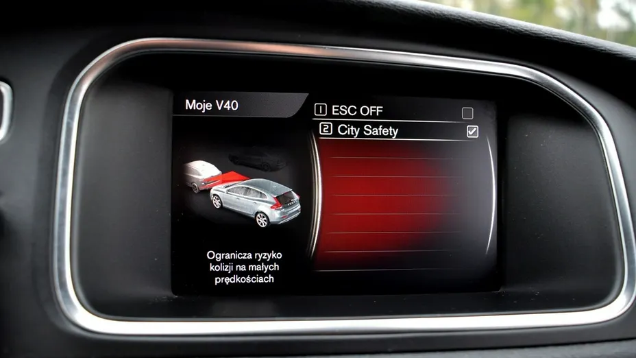 VOLVO V40 -