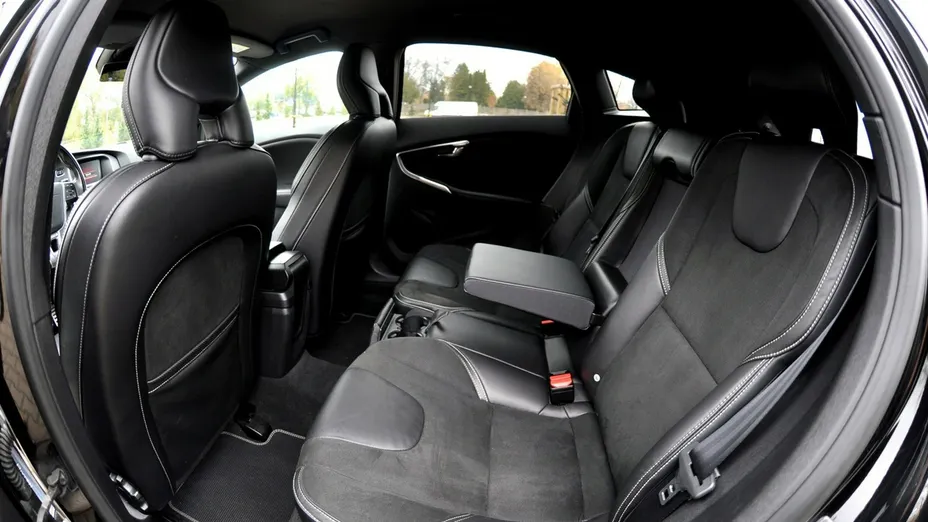 VOLVO V40 -