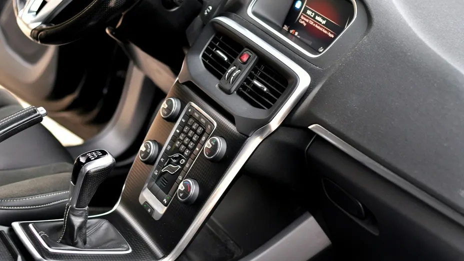 VOLVO V40 -