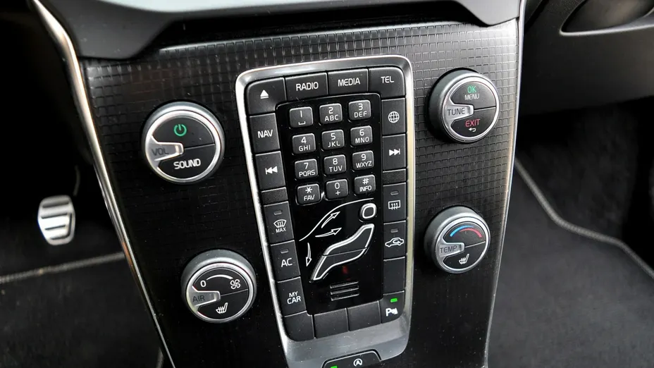 VOLVO V40 -