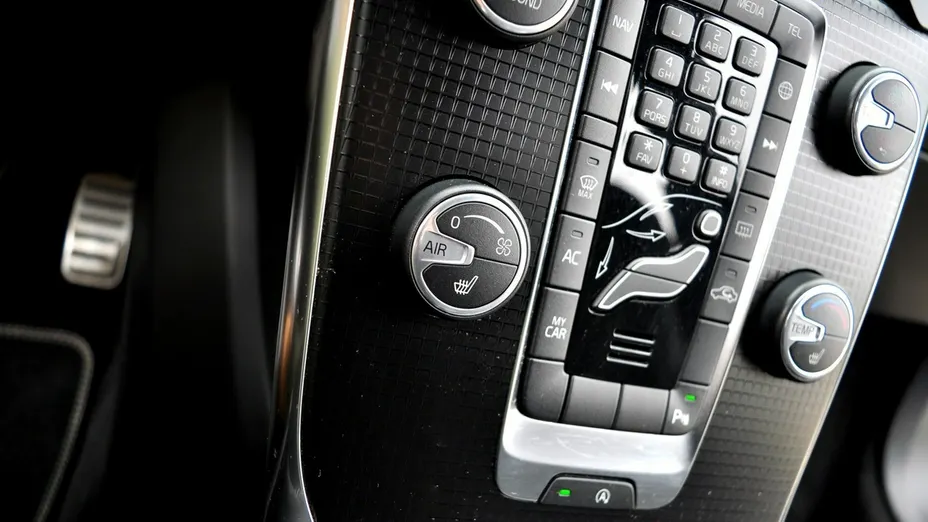 VOLVO V40 -