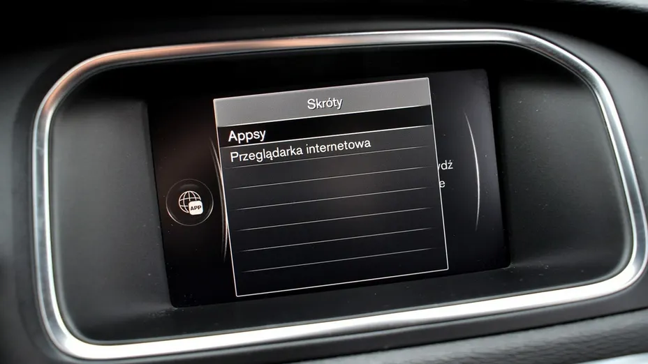 VOLVO V40 -