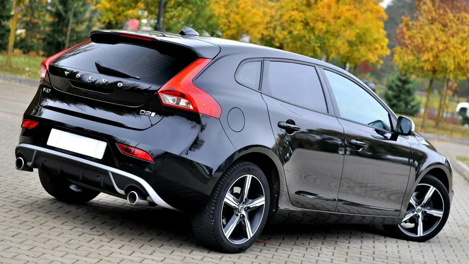 VOLVO V40 -