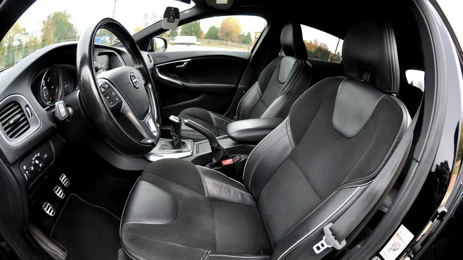 VOLVO V40 -