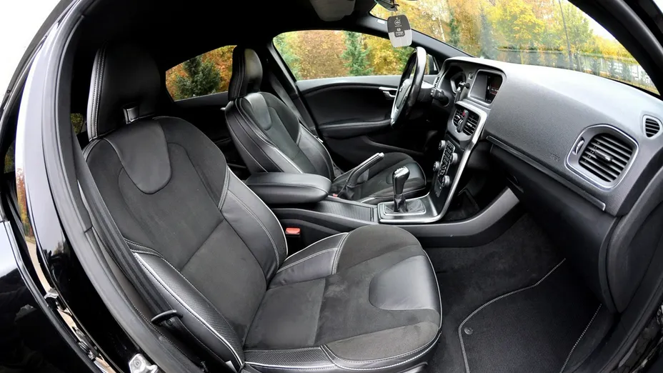 VOLVO V40 -