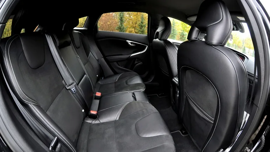 VOLVO V40 -