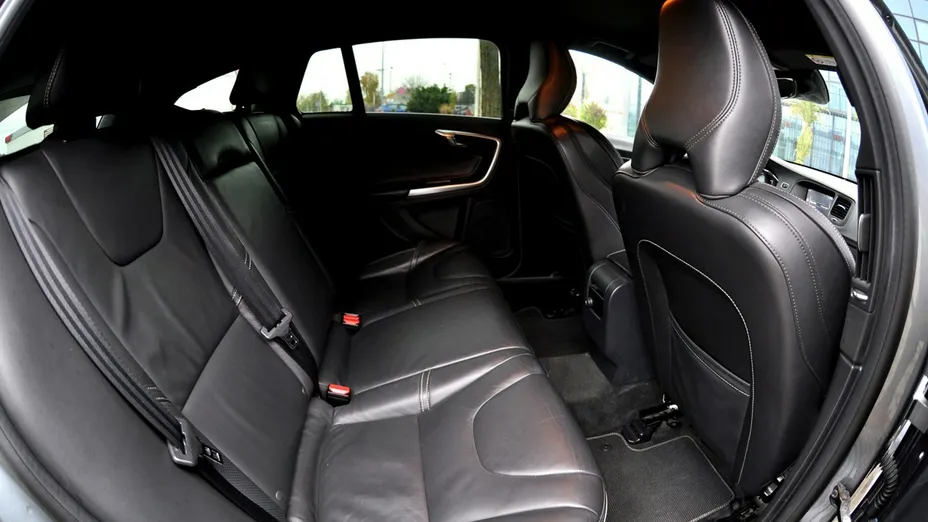 VOLVO V60 -