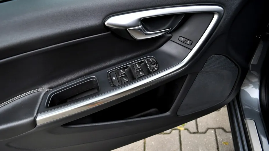 VOLVO V60 -