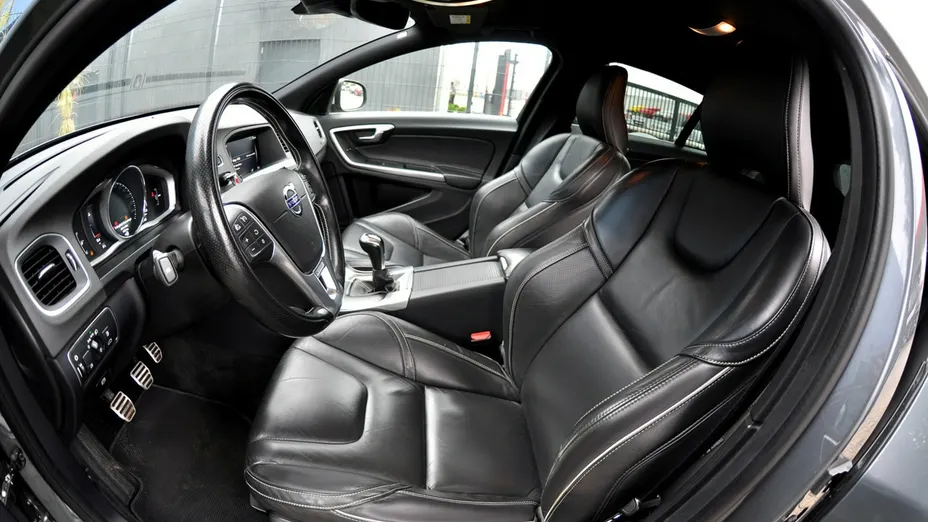 VOLVO V60 -