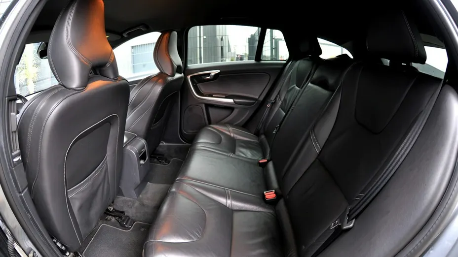 VOLVO V60 -