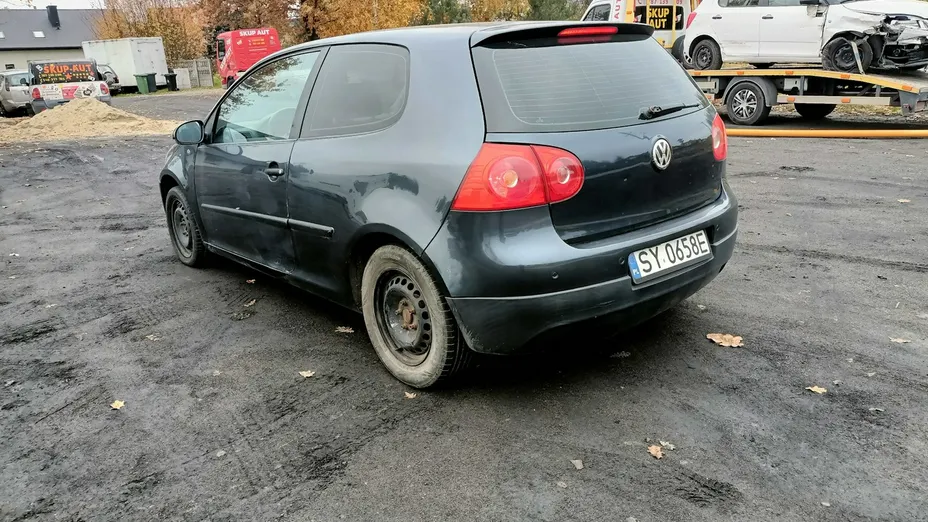 VOLKSWAGEN Golf -
