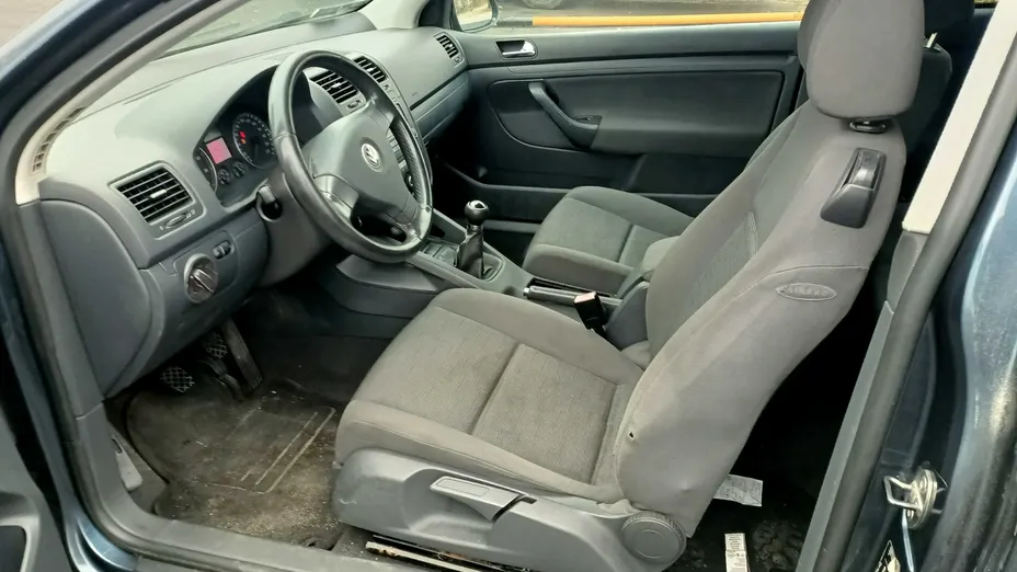 VOLKSWAGEN Golf -
