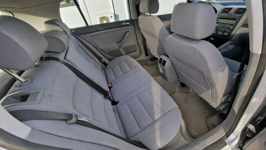 VOLKSWAGEN Golf -