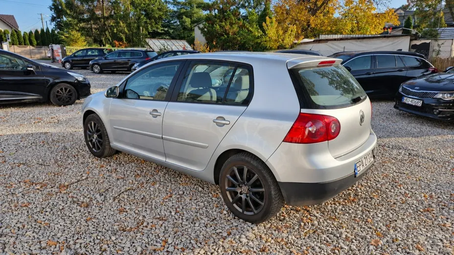 VOLKSWAGEN Golf -