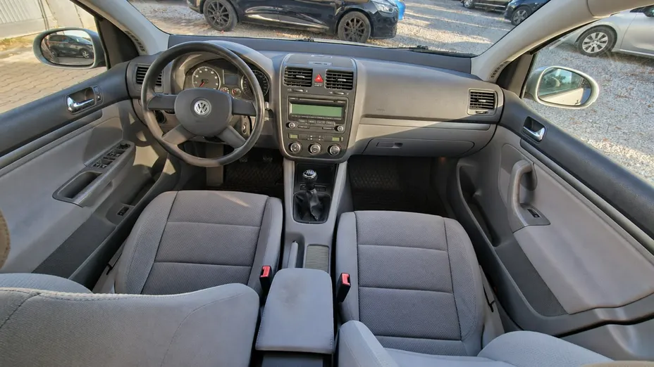 VOLKSWAGEN Golf -