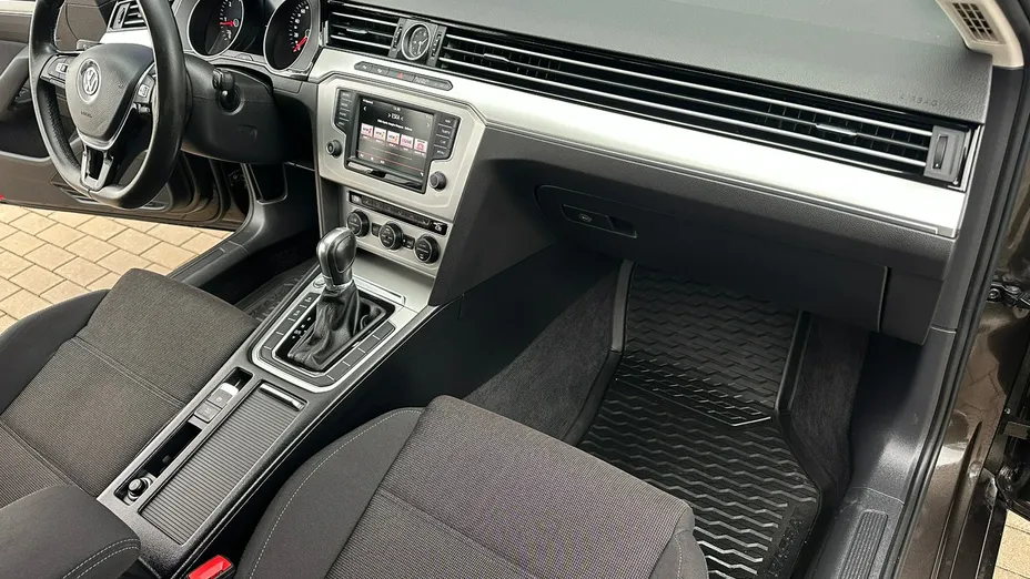 VOLKSWAGEN Passat -