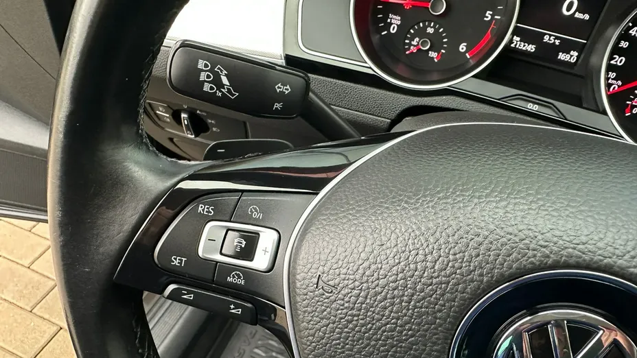 VOLKSWAGEN Passat -