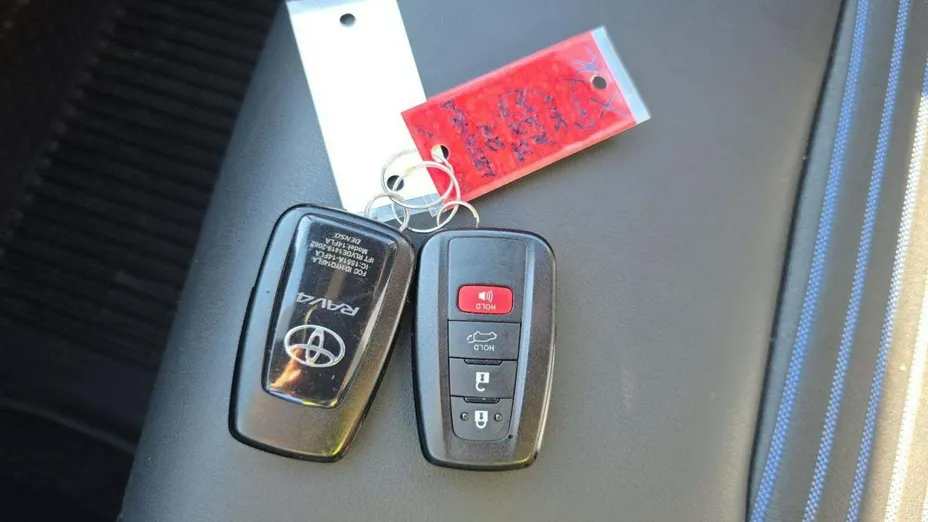 TOYOTA RAV4 -