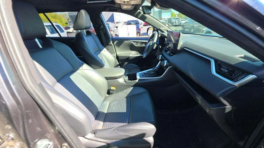 TOYOTA RAV4 -