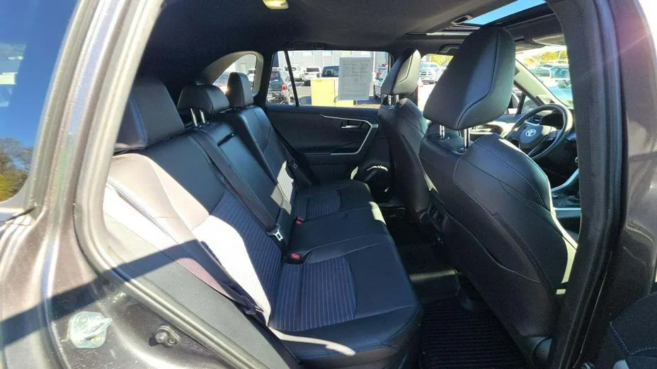 TOYOTA RAV4 -