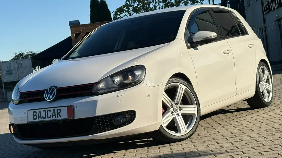 VOLKSWAGEN Golf -