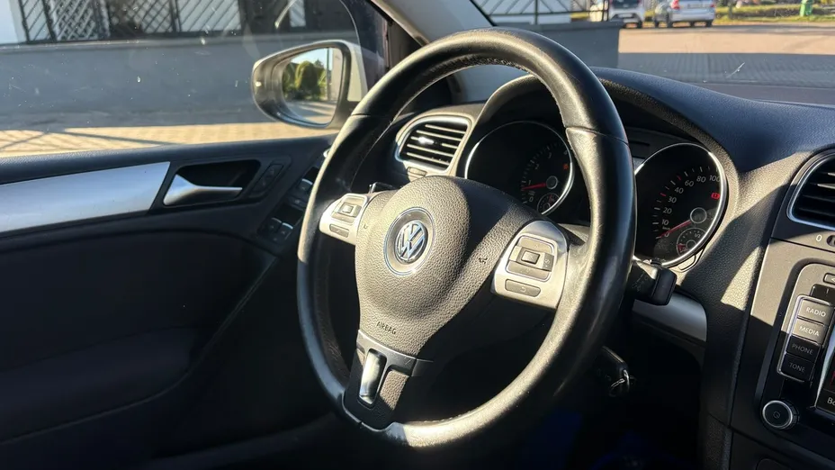 VOLKSWAGEN Golf -