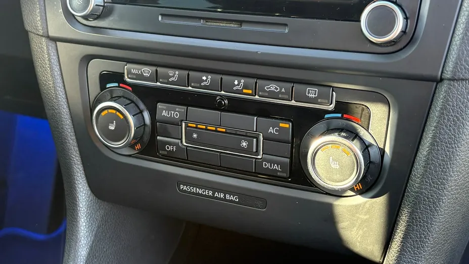 VOLKSWAGEN Golf -