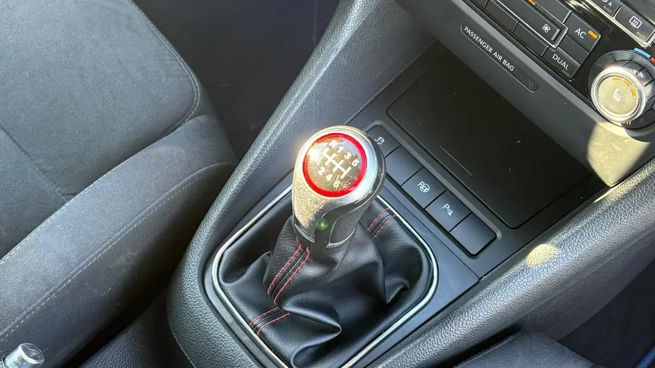 VOLKSWAGEN Golf -