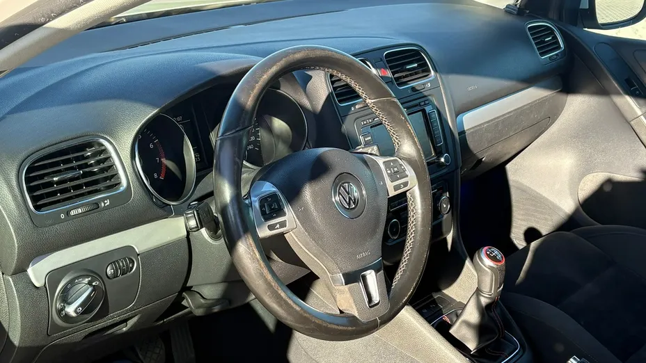 VOLKSWAGEN Golf -