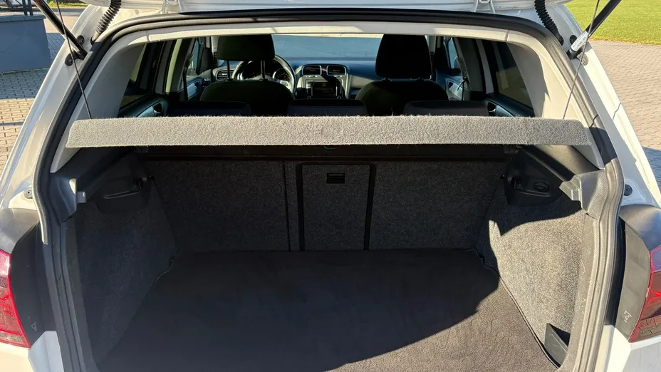 VOLKSWAGEN Golf -