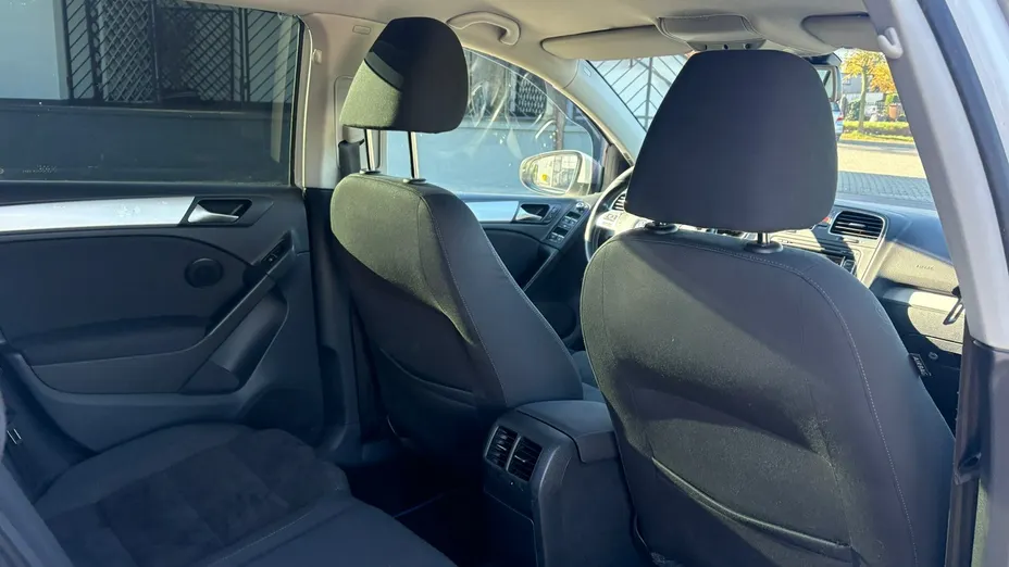 VOLKSWAGEN Golf -