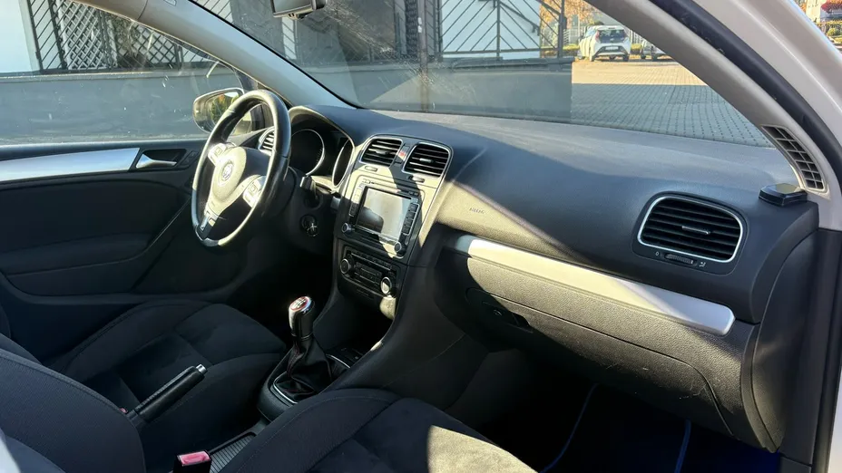 VOLKSWAGEN Golf -