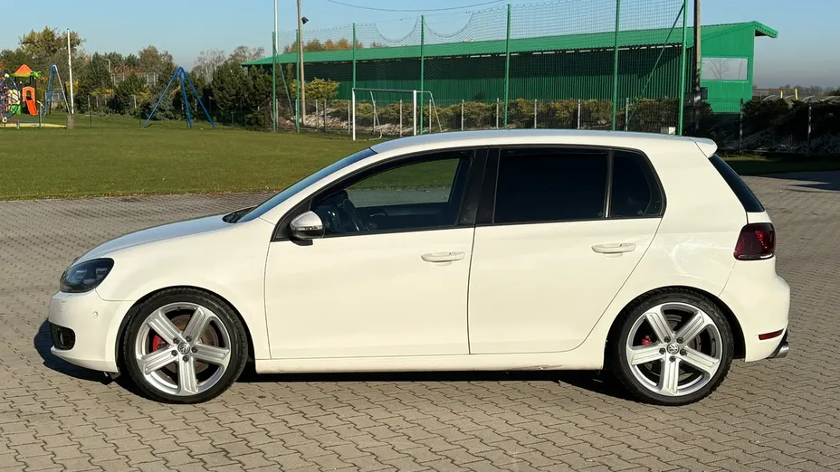 VOLKSWAGEN Golf -