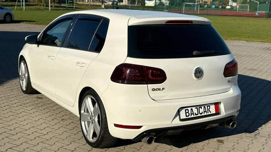 VOLKSWAGEN Golf -