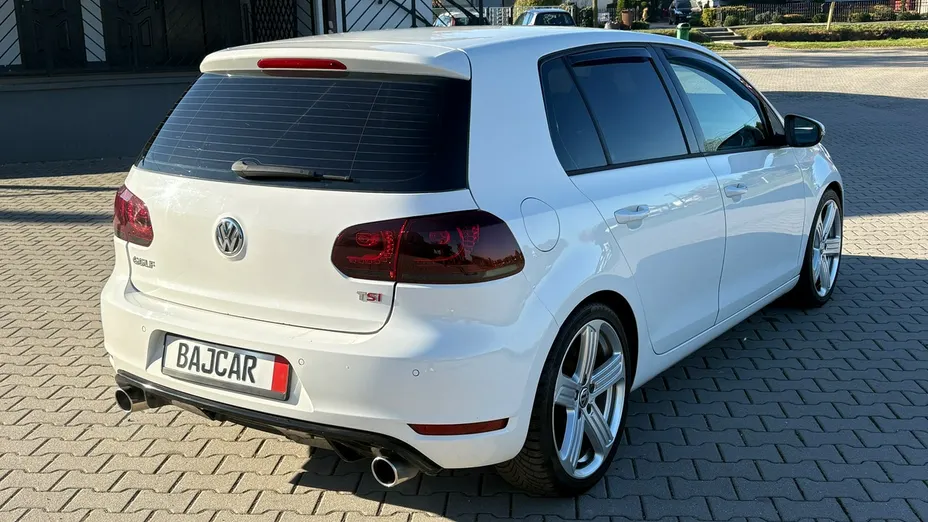 VOLKSWAGEN Golf -